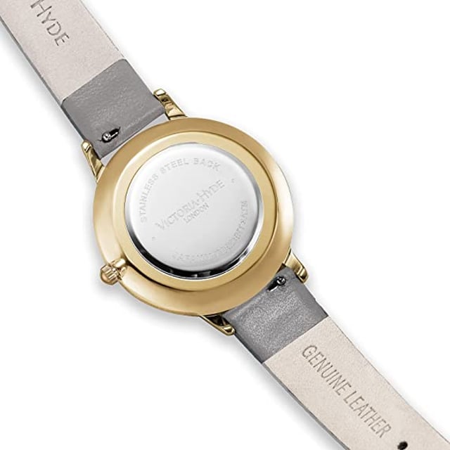 This wristwatch in a classic design is not only noble and timeless, but can also be combined with any outfit. With a size of 34mm, this ladies' watch is one of the more discreet variants from the Metropolitan collection. With its matte white dial and rose gold mesh strap, it is the perfect companion for both day and evening. The watch strap is easily interchangeable with other 14mm straps, allowing you to customize the watch to suit your personal look. The small second movement on the dial is not only a symbol of style, but also lets you know the time accurately at all times. The rose-gold metal case perfects the timeless chic in a special way. The likewise rose-gold clasp with a simple click system can be opened and closed quickly and easily. Case diameter: 34mm, Case thickness: 8mm, Watch strap length: 190mm, Watch strap width: 14mm