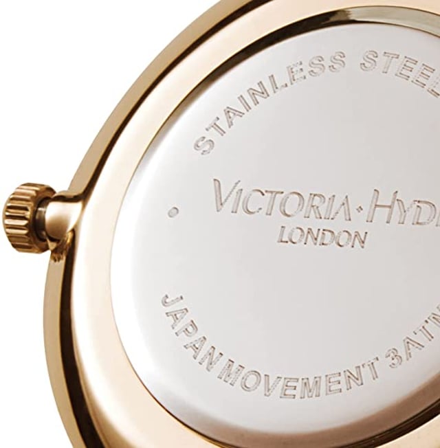 This wristwatch in a classic design is not only noble and timeless, but can also be combined with any outfit. With a size of 34mm, this ladies' watch is one of the more discreet variants from the Metropolitan collection. With its matte white dial and rose gold mesh strap, it is the perfect companion for both day and evening. The watch strap is easily interchangeable with other 14mm straps, allowing you to customize the watch to suit your personal look. The small second movement on the dial is not only a symbol of style, but also lets you know the time accurately at all times. The rose-gold metal case perfects the timeless chic in a special way. The likewise rose-gold clasp with a simple click system can be opened and closed quickly and easily. Case diameter: 34mm, Case thickness: 8mm, Watch strap length: 190mm, Watch strap width: 14mm