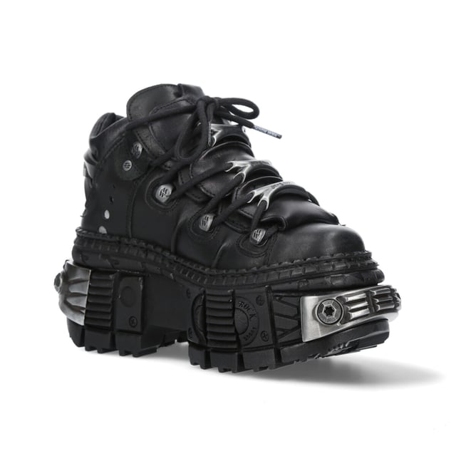 De Iconic Boot WALL106-S10 komt uit de altijd zo populaire Wall-collectie, gemaakt van het beste huidleer gecombineerd met een duurzame rubberen zool. Deze laarzen zijn voorzien van een vetersluiting, een gedempte binnenzool en een leren voering en belichamen de kwaliteit, stijl en comfort die je van New Rock Boots mag verwachten. Deze stijlvolle unisex-laarzen hebben een rubberen hak van 10 cm, waardoor je een opvallende verschijning krijgt die zeker de aandacht zal trekken. De pasvorm is fantastisch, strak en sexy zoals afgebeeld. Waarom koop je niet iets dat uniek, veelzijdig, stijlvol en anders is. Hakhoogte - 10 cm Platformhoogte - 8 cm Schachthoogte - 9 cm Zoolmateriaal - Natuurlijk rubber Buitenmateriaal - Koeienleer