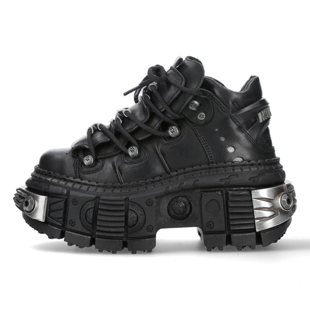 De Iconic Boot WALL106-S10 komt uit de altijd zo populaire Wall-collectie, gemaakt van het beste huidleer gecombineerd met een duurzame rubberen zool. Deze laarzen zijn voorzien van een vetersluiting, een gedempte binnenzool en een leren voering en belichamen de kwaliteit, stijl en comfort die je van New Rock Boots mag verwachten. Deze stijlvolle unisex-laarzen hebben een rubberen hak van 10 cm, waardoor je een opvallende verschijning krijgt die zeker de aandacht zal trekken. De pasvorm is fantastisch, strak en sexy zoals afgebeeld. Waarom koop je niet iets dat uniek, veelzijdig, stijlvol en anders is. Hakhoogte - 10 cm Platformhoogte - 8 cm Schachthoogte - 9 cm Zoolmateriaal - Natuurlijk rubber Buitenmateriaal - Koeienleer