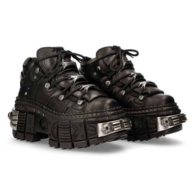 De Iconic Boot WALL106-S10 komt uit de altijd zo populaire Wall-collectie, gemaakt van het beste huidleer gecombineerd met een duurzame rubberen zool. Deze laarzen zijn voorzien van een vetersluiting, een gedempte binnenzool en een leren voering en belichamen de kwaliteit, stijl en comfort die je van New Rock Boots mag verwachten. Deze stijlvolle unisex-laarzen hebben een rubberen hak van 10 cm, waardoor je een opvallende verschijning krijgt die zeker de aandacht zal trekken. De pasvorm is fantastisch, strak en sexy zoals afgebeeld. Waarom koop je niet iets dat uniek, veelzijdig, stijlvol en anders is. Hakhoogte - 10 cm Platformhoogte - 8 cm Schachthoogte - 9 cm Zoolmateriaal - Natuurlijk rubber Buitenmateriaal - Koeienleer