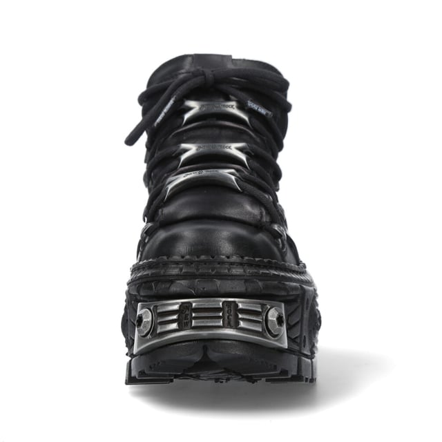 De Iconic Boot WALL106-S10 komt uit de altijd zo populaire Wall-collectie, gemaakt van het beste huidleer gecombineerd met een duurzame rubberen zool. Deze laarzen zijn voorzien van een vetersluiting, een gedempte binnenzool en een leren voering en belichamen de kwaliteit, stijl en comfort die je van New Rock Boots mag verwachten. Deze stijlvolle unisex-laarzen hebben een rubberen hak van 10 cm, waardoor je een opvallende verschijning krijgt die zeker de aandacht zal trekken. De pasvorm is fantastisch, strak en sexy zoals afgebeeld. Waarom koop je niet iets dat uniek, veelzijdig, stijlvol en anders is. Hakhoogte - 10 cm Platformhoogte - 8 cm Schachthoogte - 9 cm Zoolmateriaal - Natuurlijk rubber Buitenmateriaal - Koeienleer