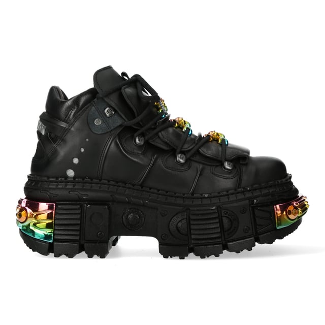 La icónica bota WALL106-S23 pertenece a la popular colección Wall. Está confeccionada con el mejor cuero de vaca combinado con una suela de goma duradera. Estas botas cuentan con cierre de cordones, plantilla acolchada, forro de cuero y encarnan la calidad, el estilo y la comodidad que esperas de New Rock Boots. Estas elegantes botas unisex tienen un tacón de goma de 10 cm para darte una presencia imponente que seguro llamará la atención. El ajuste es excelente, elegante y sexy como se muestra en la imagen. ¿Por qué no comprar algo único, versátil, elegante y diferente? Altura del tacón: 10 cm Altura de la plataforma: 8 cm Altura de la caña: 9 cm Material de la suela: caucho natural Material exterior: piel de vacuno
