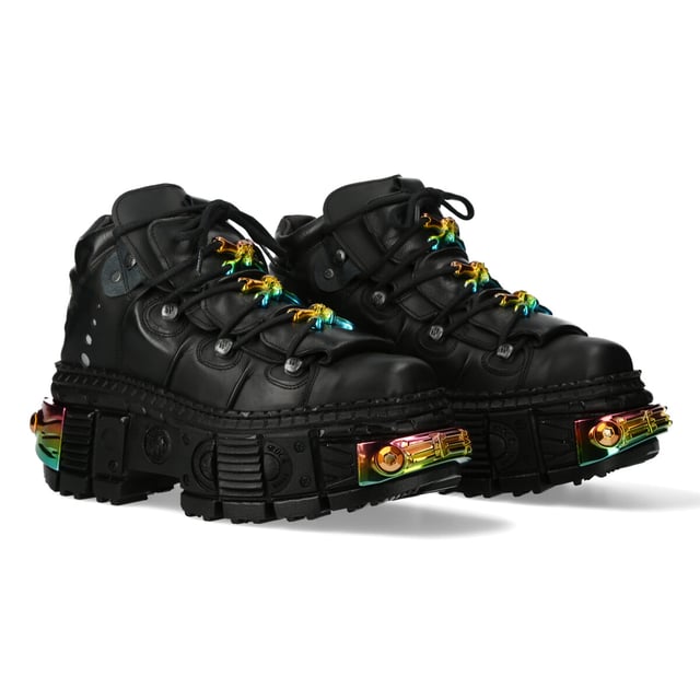 La icónica bota WALL106-S23 pertenece a la popular colección Wall. Está confeccionada con el mejor cuero de vaca combinado con una suela de goma duradera. Estas botas cuentan con cierre de cordones, plantilla acolchada, forro de cuero y encarnan la calidad, el estilo y la comodidad que esperas de New Rock Boots. Estas elegantes botas unisex tienen un tacón de goma de 10 cm para darte una presencia imponente que seguro llamará la atención. El ajuste es excelente, elegante y sexy como se muestra en la imagen. ¿Por qué no comprar algo único, versátil, elegante y diferente? Altura del tacón: 10 cm Altura de la plataforma: 8 cm Altura de la caña: 9 cm Material de la suela: caucho natural Material exterior: piel de vacuno