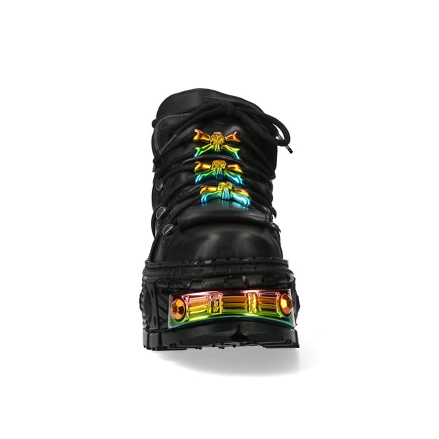La icónica bota WALL106-S23 pertenece a la popular colección Wall. Está confeccionada con el mejor cuero de vaca combinado con una suela de goma duradera. Estas botas cuentan con cierre de cordones, plantilla acolchada, forro de cuero y encarnan la calidad, el estilo y la comodidad que esperas de New Rock Boots. Estas elegantes botas unisex tienen un tacón de goma de 10 cm para darte una presencia imponente que seguro llamará la atención. El ajuste es excelente, elegante y sexy como se muestra en la imagen. ¿Por qué no comprar algo único, versátil, elegante y diferente? Altura del tacón: 10 cm Altura de la plataforma: 8 cm Altura de la caña: 9 cm Material de la suela: caucho natural Material exterior: piel de vacuno