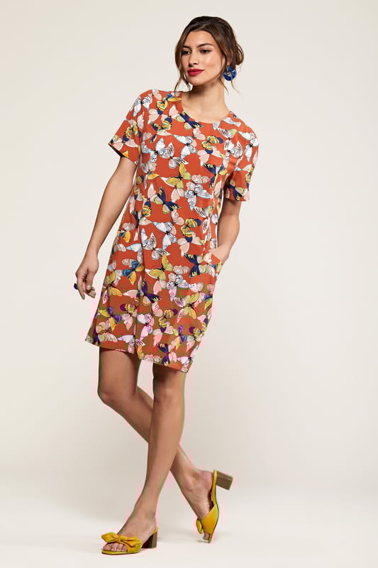 Add something bright to your transitional wardrobe with this Butterfly Tunic Dress With Pocket Detail. Adorned with earthy shades of rust and orange, it's been crafted in a relaxed and easy to throw-on shape with a zip on the back. The short sleeves make it versatile, whilst the practical pockets on the front are ideal for storing your essentials. We're wearing ours with a warm coat and chunky trainers.95% Polyester 5% Elastane. Machine Wash At 30. Length is 90cm/35inches &nbsp;