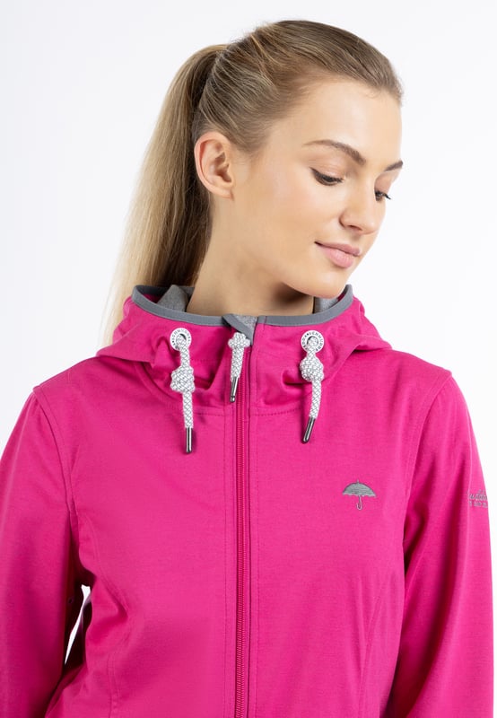 Beschichtung: 100% Thermo-Polyurethan  Eine dünne, leichte Jacke, die trotzdem warm und trocken hält. Voilá! Die Übergangsjacke von Schmuddelwedda hat ein weiches, sehr tragefreundliches Außen- und Innenmaterial, das dank einer wasserdichten Zwischenlage keine Nässe durchlässt. Die Kapuze verfügt über Tunnelzug und Kordel und kann mit den runden Holzstoppern leicht reguliert werden. Der figurnahe Schnitt erhält durch die Ziernähte einen dynamischen Look, während die elastischen Pipings zusätzlichen Schutz bieten. Ein Reißverschluss mit Kinnschutz und praktische Eingrifftaschen mit Reißverschluss vervollständigen das funktionale Design.  Funktionsjacke
