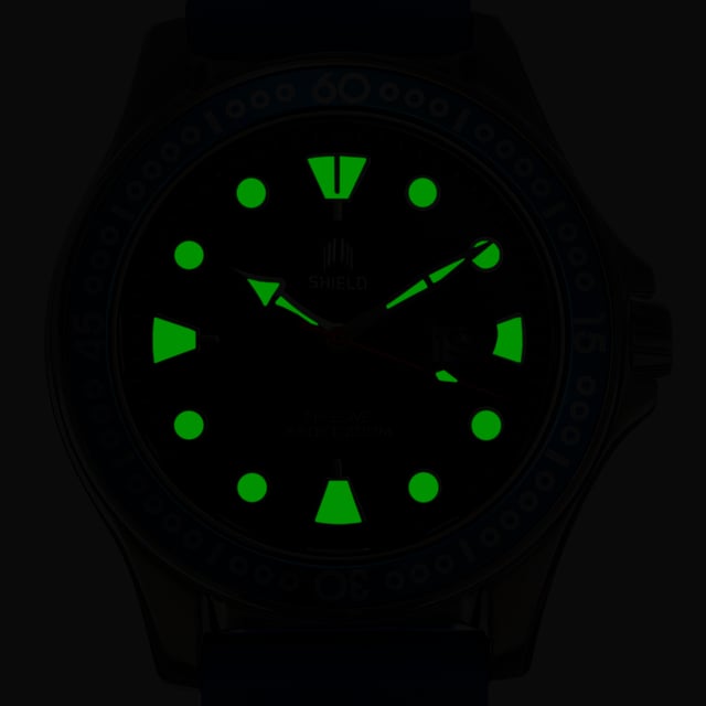 316L roestvrijstalen behuizing van chirurgische kwaliteit; Japans Miyota 2115 quartz uurwerk; Saffiergecoat mineraal kristal; Logo-gegraveerde roestvrijstalen achterkant; Uni-directionele bezel; Geschroefde kroon; Siliconen band; Logo-gegraveerde roestvrijstalen sluiting; Zwitserse Super-LumiNova-wijzers; Zwitserse Super-LumiNova-markeringen; Vergrote datumweergave; 45 mm kastdiameter; 20ATM waterbestendigheid (goedgekeurd voor professioneel diepduiken);