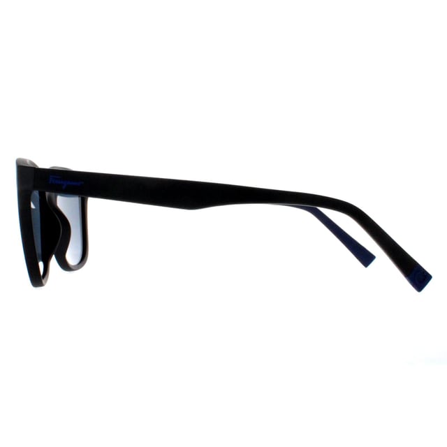 Las gafas de sol Salvatore Ferragamo SF998S 002 azul negro mate son una fusiÃ³n de elegancia atemporal y estilo contemporÃ¡neo. Elaboradas con meticulosa atenciÃ³n al detalle, estas gafas de sol presentan una elegante montura de acetato adornada con el emblemÃ¡tico logotipo de Salvatore Ferragamo, sÃ­mbolo de la rica herencia de la marca y de su impecable artesanÃ­a. Las elegantes lentes desprenden un encanto de inspiraciÃ³n retro al tiempo que ofrecen una magnÃ­fica protecciÃ³n contra los rayos UV, garantizando tanto estilo como funcionalidad.