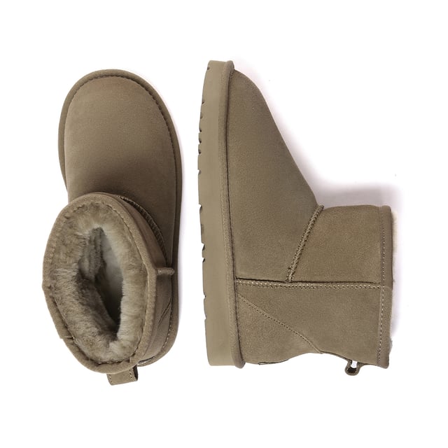Discover the Ostrich Boots, a favourite among A-list celebrities, perfect for your winter wardrobe staple. These iconic boots effortlessly complement any outfit, whether you're relaxing at home or out running errands, seamlessly merging style with practicality for enduring comfort.

Product No. EAU3017

Description:
- Cow Suede Upper
Sheepskin Wool Insole and Lining
- EVA Sole