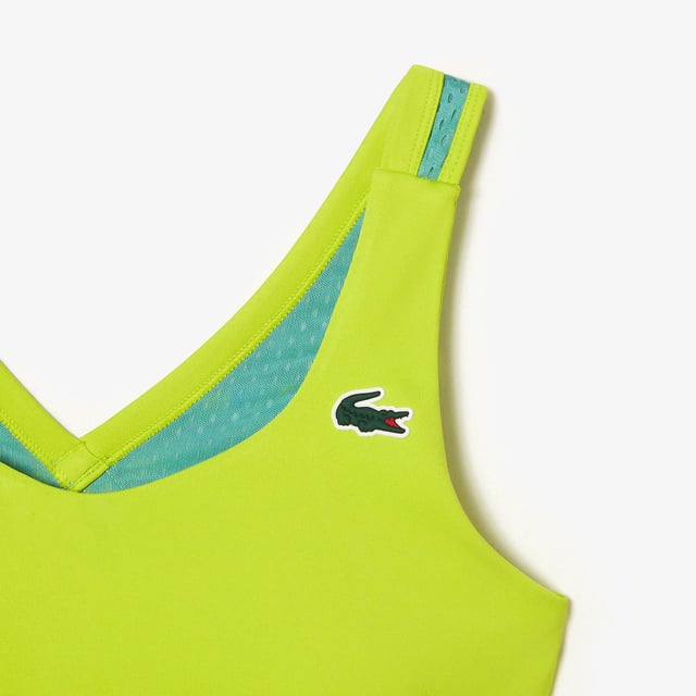 Dames Lacoste Sport Ultra-Dry Recycled Polyester Sportbeha Nauwsluitend model: Ondersteuning en bewegingsvrijheid. Kruisende rug met mesh panelen: Ademende stof om je comfortabel te houden. Interlock stof: Blijf droog. Siliconen krokodillenbadge: Onze iconische handtekening. Gerecycled polyester: Beperkt het gebruik van nieuwe materialen.