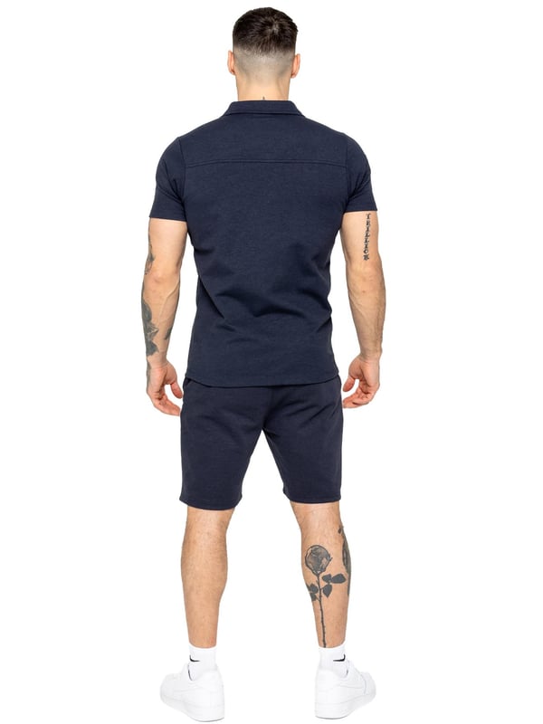 El conjunto de chándal con camiseta polo Enzo Milano está confeccionado con tela de alta calidad, con un dobladillo recto y un cuello abierto para una apariencia refinada. Combinado con los versátiles pantalones cortos stretch Enzo para hombres, el conjunto ofrece comodidad y conveniencia con dos bolsillos laterales, dos bolsillos traseros con ribete, una cintura elástica con cordón ajustable y un detalle de costura delantera.