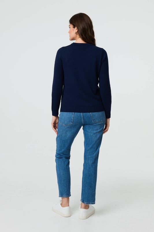 Get a classic look in this slim jumper. It has an embroidered texture on the front, long sleeves and a flattering hip length hem. For an effortless professional outfit, pair with a midi skirt or fitted trousers. This top is also made from a breathable viscose blend.