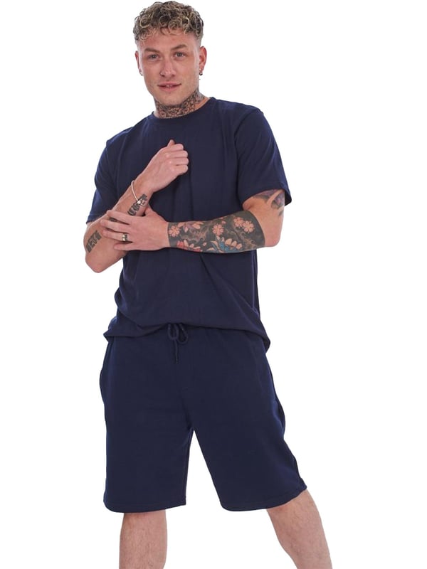 Wir stellen Ihnen das Kruze Herren-Trainingsanzug-Set vor: eine stilvolle und bequeme Ergänzung Ihrer Garderobe. Das normal geschnittene T-Shirt mit Rundhalsausschnitt verfügt über einen Rundhalsausschnitt und kurze Ärmel, ergänzt durch ein weiches Futter für zusätzlichen Komfort. Die dazugehörigen Shorts haben eine reguläre Passform mit elastischem Bund und verstellbarem Kordelzug und sorgen so für eine perfekte Passform. Werten Sie Ihre Activewear-Kollektion mit diesem unverzichtbaren Set auf! 52 % Baumwolle, 48 % Polyester. Erhältlich in Schwarz, Grau und Marineblau.
