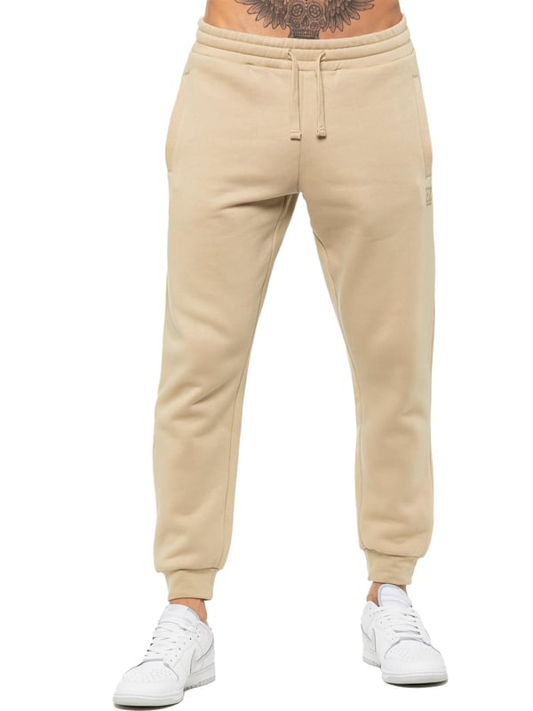 Enzo Herren Jogginghose mit normaler Passform. Elastischer Bund mit verstellbarem Kordelzug. Mit 2 seitlichen Schlitztaschen und einer Gesäßtasche. Knöchel mit Bündchen. Mit EZ-Logo.