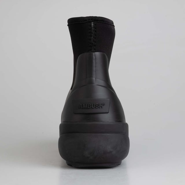 Ambush Rubber Boots in in black.- Rubber upper.- Pull on design.- AMBUSH logo detailing at the back and side.- Square toe.- Chunky rubber sole.- Ref: BWIE0030011000