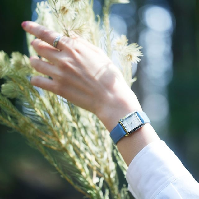 Diese Citizen  Analog Uhr für  Damen ist das perfekte Accessoire zum tragen oder verschenken. Ihr Silber  Rechteckig Gehäuse kombiniert mit dem bequemen Silber Armband aus  Edelstahl garantiert, dass Sie diese atemberaubende Uhr kompromisslos genießen werden. Angetrieben von einem hochwertigen Eco-Drive Uhrwerk und wasserdicht bis 5 bars, läuft Ihre Uhr stets weiter. Diese Uhr verfügt über eine Eco-Drive-Technologie (wird von jeder Lichtquelle aufgeladen; benötigt keine Batterie) und wird mit einem auswechselbaren Band geliefert: ECOPET® Band / Blau -Diese Analog Uhr verfügt über eine funktion: Solar Diese hochwertige Uhr hat ein Silber Edelstahl Band ( 19 cm Länge und 15 mm Breite) mit einer Faltschliesse Gehäusedurchmesser:  mm,Gehäuse Höhe: 7 mm, Gehäusefarbe: Silber, Zifferblattfarbe: Silber