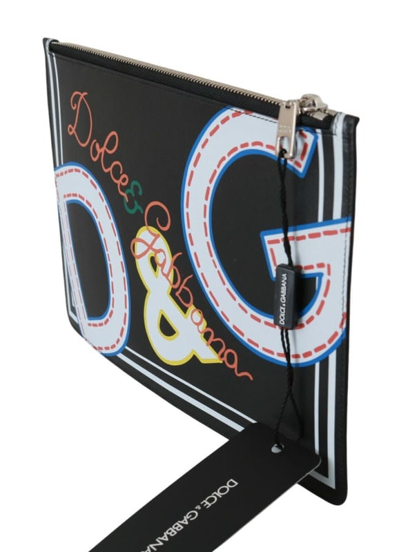 100% äkta Dolce \u0026 Gabbana plånbok för herrar\n  Svart färg med DG Print-motiv\n  Tillverkad av 100% läder\n  Logotypdetaljer\n  Tillverkad i Italien\n  Mått: 25cm x 16cm x 1cm\nMaterial: 100% läder 100% läder