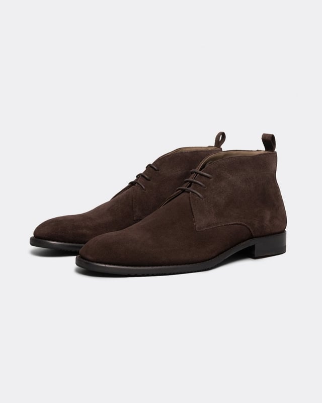 This classic chukka boot is made from suede on a formal last. The upper has clean lines and a handy back pull tab. Includes a half-leather lining and leather cushioned inner heel pad. The upper is Blake stitched to a leather sole with an additional rubber forepart on top for extra practicality.
Blake Stitched ConstructionLeather liningSuede UpperLeather sole with rubber forepartHeel pull tab
&nbsp;
&nbsp;
&nbsp;