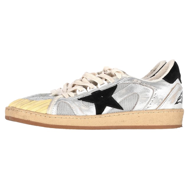 VINTAGE, RRP WIE NEU  
Erhebe deinen Street Style mit den Golden Goose Ball Star Special Edition Sneakers aus silberner Leder.  
Entfessle deinen inneren Trendsetter mit den Golden Goose Ball Star Special Edition Sneakers aus atemberaubendem silbernen Leder. Ein Statement-Stück für deine Garderobe, diese Sneakers kombinieren hochwertige Handwerkskunst mit einem futuristischen Touch. Der metallische Glanz verleiht einen auffälligen Charme, während die abgenutzten Details dem charakteristischen, getragenen Look von Golden Goose treu bleiben und mühelosen Coolness verleihen. Entwickelt für die moderne Fashionista, vereinen diese Schuhe Luxus und Komfort nahtlos und bieten gepolsterte Sohlen für den ganzen Tag.  
  
Golden Goose Ball Star Special Edition Sneakers aus silbernem Leder  
Zustand: Sehr gut  
Abnutzungserscheinungen: Enthalten Box., Keine Markierung an der Innensohle., Leicht gebraucht. Sehr leichte Markierung an den Sohlen.  
Verpackung: Box  
Farbe: Silber  
Material: Außen: Schafsleder 76%, Polyester 19%, Leder 5%  
Futter: Baumwolle 49%, Leder 31%, Polyester 16%, Polyurethan 4%  
Größe: EU37/IT37/US7/UK4  
Maße: Absatzhöhe: 30; Innensohlenlänge: 280  
SKU: NAPPUGBSH429084W