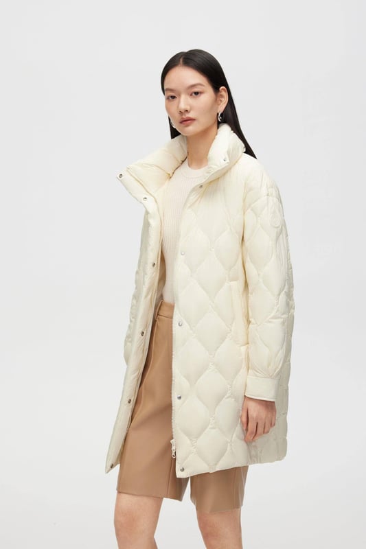 Crafted with fine nylon yarn and a smooth calendering finish, our revolutionary down locking technique ensures optimal warmth with high-quality 680+ duck down filling, evenly distributed for consistent comfort. This three-in-one versatile solution is perfect for any weather condition.

HIGH QUALITY 680+ DUCK DOWN: 90% filling for optimal warmth, evenly distributed for consistent warmth.;

LAPEL COLLAR: Our wider design creates a sophisticated look.