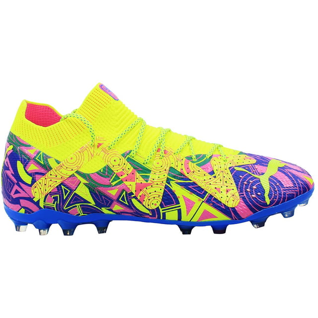 Botas de fútbol multicolores Puma Future Ultimate Energy MG para hombres, meticulosamente diseñadas para encender tu juego con energía explosiva y un rendimiento sin igual en superficies de terreno mixto (MG). Estas botas combinan tecnología de vanguardia con elementos de diseño vibrantes para hacer una declaración audaz en el campo.

Características clave:

Sistema de Retorno de Energía: Las botas Future Ultimate Energy MG están equipadas con un innovador Sistema de Retorno de Energía que maximiza la capacidad de respuesta y la agilidad. Con cada paso, la energía se transfiere de manera eficiente al jugador, proporcionando un efecto similar a un resorte para una aceleración explosiva y movimientos dinámicos.

Ajuste Adaptativo: Estas botas cuentan con un sistema de ajuste adaptativo que se moldea a los contornos únicos de tu pie, asegurando un ajuste personalizado y seguro. Este diseño adaptativo maximiza la comodidad y la estabilidad, permitiendo a los jugadores concentrarse completamente en su rendimiento sin distracciones.

Sistema de Movimiento Dinámico: Diseñado para mejorar la agilidad y la capacidad de respuesta, el Sistema de Movimiento Dinámico integrado en las botas Future Ultimate Energy MG proporciona una tracción y un agarre superiores en superficies de terreno mixto. Ya sea ejecutando giros rápidos o esprintando por el campo, estas botas ofrecen un rendimiento y una maniobrabilidad excepcionales.

En resumen, las botas de fútbol multicolores Puma Future Ultimate Energy MG para hombres combinan tecnología innovadora con un diseño impactante para encender tu juego con energía explosiva y un rendimiento inigualable en superficies de terreno mixto. Experimenta una comodidad, agilidad y control sin igual con cada paso, y domina la competencia con confianza y estilo.