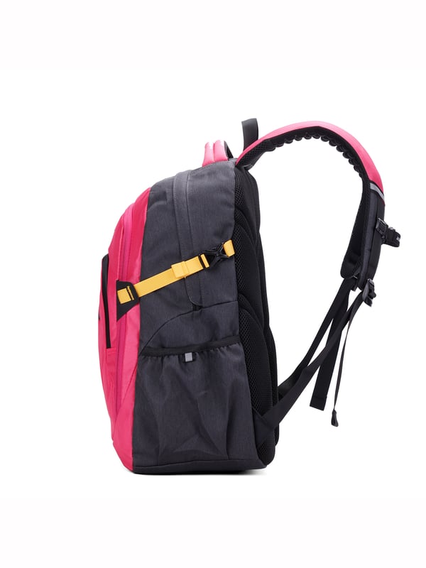Mochila unisex. El cierre es con cremallera. Los bolsillos internos son uno abierto. Hay tres bolsillos externos con cremallera y dos laterales abiertos. Falta la correa para el hombro. El asa es de tela. Hay un compartimento interno. El material exterior es poliéster. Internamente está forrado en poliéster. Medidas: 33x47x21 cm. Producto de moda