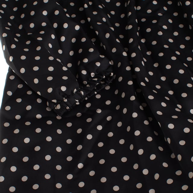 This girl's dress has a modern and elegant design with a gathered bodice that fits comfortably at the top, creating a contrast with the loose and flowing skirt.

 Long, puffed sleeves add a sophisticated touch, and fitted cuffs accentuate the volume of the sleeves.

 The square neckline enhances the contemporary style of the dress, making it ideal for both special occasions and everyday wear.
 It is a garment that balances the classic and the modern, providing a charming and feminine look.
 Composition: Exterior: 100% Polyester; Interior: 100% Polyester
 Care:
- Machine wash max 30ºC and delicate cycle.
 - Use mild detergents.
 - Use dryer at low temperature.
 - Iron at low temperatures.
 - Do not dry clean.
