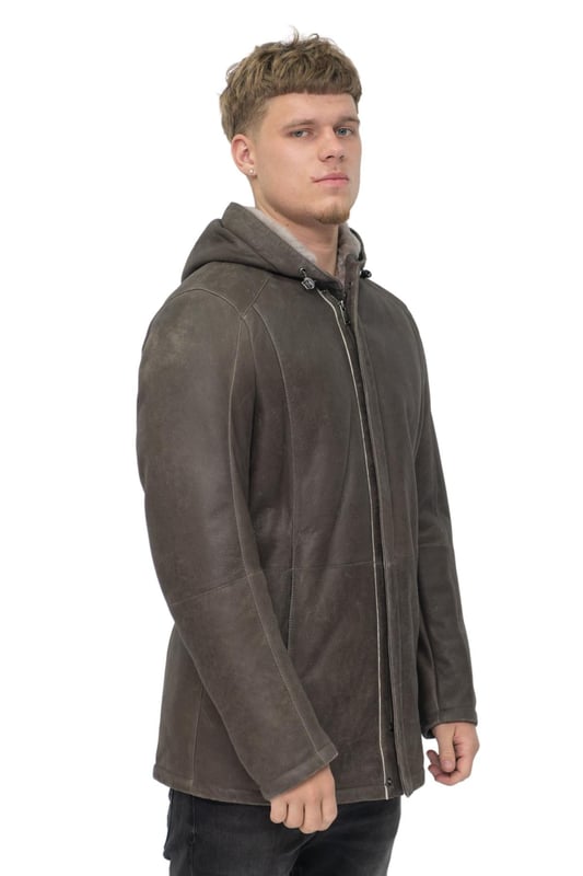 Disfrute de la máxima calidez y estilo con nuestra chaqueta parka con capucha de cuero marrón de piel de oveja para hombre. Confeccionada con piel de oveja merino española de alta calidad, esta chaqueta muestra una artesanía excepcional y una comodidad lujosa. El interior está forrado con vellón de piel de oveja merino ultra suave, que lo envuelve en un capullo de calidez y comodidad. La chaqueta presenta un diseño frontal con bragueta con una cremallera YKK que se extiende hasta una capucha ajustable, lo que brinda protección adicional contra los elementos. Dos bolsillos verticales para calentar las manos con cierres con cremallera ofrecen practicidad y comodidad. Los aspectos destacados del diseño adicionales incluyen: • Construcción de piel de oveja merino española de alta calidad para una durabilidad y un estilo superiores. • Lujoso forro de vellón de piel de oveja merino para una suavidad y un aislamiento incomparables. • Diseño frontal con bragueta con cremallera YKK para una apariencia elegante y moderna. • Capucha ajustable para una cobertura personalizable. • Bolsillos verticales para calentar las manos con cierres con cremallera para un almacenamiento seguro. Nuestra chaqueta parka con capucha de piel de oveja marrón para hombre combina estilo y funcionalidad sin esfuerzo, lo que la convierte en una prenda de abrigo imprescindible para las estaciones más frías. Experimente el epítome de la comodidad y el lujo con esta exquisita chaqueta de piel de oveja. Parka clásica 100 % piel de oveja auténtica Cremallera YKK en la parte delantera 2 bolsillos con cremallera Ajuste cómodo