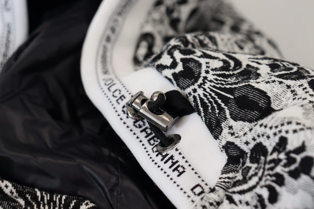Marca: Dolce & Gabbana.
  Coleccion: MainLine.
  Modelo: Sombrero envolvente para toda la cabeza.
  Color: Blanco Floral.
  Material: 100% algodon.
  Fabricado en Italia.
  Detalles del logotipo.
  Apto para hombres.