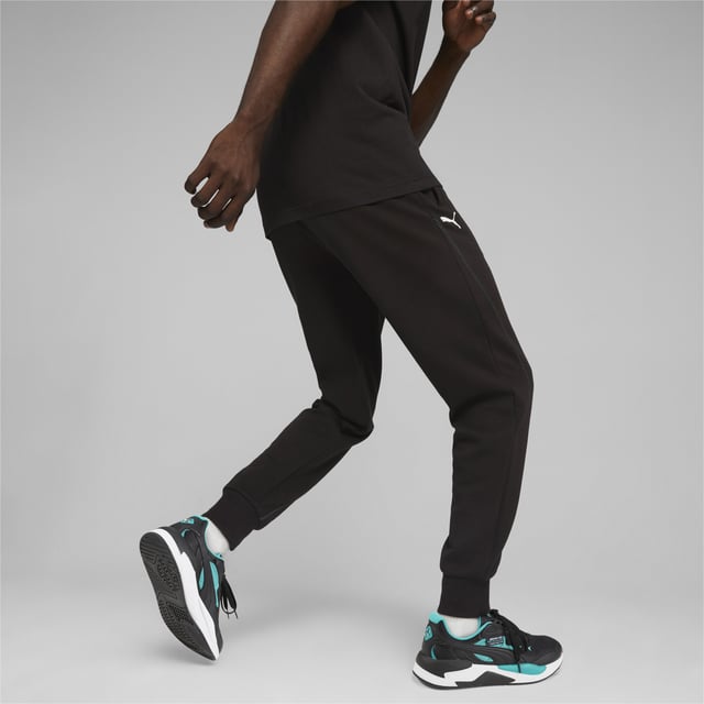 PRODUKTGESCHICHTE: Die Mercedes-AMG PETRONAS Sweatpants bilden in Kombination mit dem Kapuzensweatshirt ein elegantes, motorsport-inspiriertes Set. Inspiriert von der kraftvollen Seele des Teams, verfügen diese Sweatpants über Reißverschlusstaschen für sicheren Stauraum und kontrastierende Paspeln, die mit einem Mercedes-AMG PETRONAS Abzeichen und dem PUMA Cat Logo veredelt sind. DETAILS: Normale Passform; Internes Zugband; Reißverschlusstaschen für sicheren Stauraum; Kontrastierende Paspeln; Geschlossene Bündchen; Mercedes-AMG PETRONAS Abzeichen und PUMA Cat Logo.