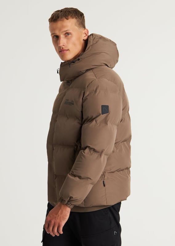 Material & Fit The Nebula is a short winter jacket. This puffer jacket is fully made of polyester, making it very lightweight. Additionally, it is water-repellent, windproof, and breathable.  Details This puffer jacket features a detachable hood and adjustable sleeve openings. The Nebula has a total of 3 pockets, including 2 hidden side pockets and one inside pocket, all with zip closures. Furthermore, the winter jacket is equipped with a plastic zipper and signature CHASIN’ details.  Performance Features  Breathable Keep warm Quick dry Water repellant Wind proof Specs  Detachable hood 3 pockets Plastic zipper Lightweight material CHASIN' details Model is wearing size L and is 1.89 m tall. His waist measures 74 cm and his chest measures 90 cm.