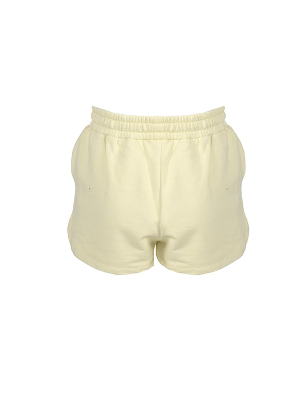 Los pantalones cortos de chándal son la elección perfecta para cualquier ocasión, combinando comodidad con un estilo de moda, lo que te permite disfrutar de la libertad de movimiento y comodidad durante todo el día.

Con una banda elástica en la cintura, garantizan un ajuste perfecto al cuerpo, lo que significa que no tienes que preocuparte por que se deslicen o por la incomodidad durante el uso, incluso durante actividades físicas intensas.

En la pierna izquierda, el nombre de la marca y el logo corporativo agregan un carácter único a los pantalones cortos, subrayando su autenticidad y diseño moderno, que seguramente atraerá atención.

Con dos bolsillos insertados, ofrecen un lugar práctico para almacenar pequeños objetos, como llaves o teléfonos, lo que hace que estos pantalones cortos no solo sean estilosos, sino también funcionales.

Fabricados con tela de alta calidad, que es suave y transpirable, proporcionan una excelente circulación de aire y durabilidad, lo que significa que los pantalones cortos te servirán durante mucho tiempo, manteniendo su perfecta apariencia.
