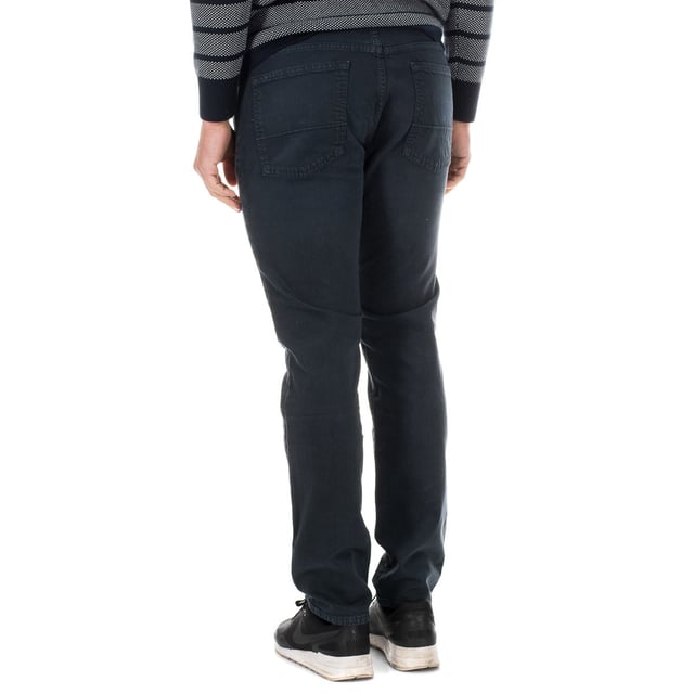 Långa jeansbyxor Nautica.\n Färg Blåaktig blå denim.\n Dragkedja och knappstängning framtill.\n Två öppna fickor och en minificka, framtill.\n Två öppna fickor, baktill.\n Personligt märke i form av signatur, på sidan av midjebandet bak.\n Rak skärning.\n Komfortabelt tyg som andas.\n Tonade sömmar.\n\n Sammansättning: 99% bomull. - 1% Elastan.\n\n Tvättråd:\n - Tvättas i max 30ºC.\n - Stryk på medelhög temperatur, max. 110 ° C.\n - Det är inte tillåtet att använda torktumlare.\n - Använd inte blekmedel.\n - Tillåter inte kemtvätt.\n Sammansättning: 99% bomull, 1% elastan\n Skötsel:\n- Tvättas i max 30ºC.\n - Stryk på medelhög temperatur, max. 110ºC.\n - Det är inte tillåtet att använda torktumlare.\n - Använd inte blekmedel.\n - Stödjer inte kemtvätt.