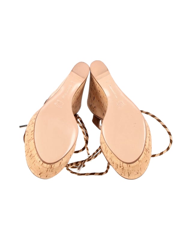 VINTAGE, RRP WIE NEU
Schnüren Sie sich für ein stilvolles Sommerabenteuer mit den Gianvito Rossi Schnür-Cork-Wedge-Sandalen – einer schicken Mischung aus braunem Wildleder und Korkabsätzen. Mit einem offenen Zehenstil, auffälligen gestreiften Schnürriemen und bequemen Keilabsätzen sind diese Sandalen das perfekte Statement-Accessoire für den modischen Freigeist.

Gianvito Rossi Schnür-Cork-Wedge-Sandalen aus braunem Wildleder
Zustand: Ausgezeichnet
Tragespuren: Keine sichtbaren Mängel
Material: Wildleder
Farbe: Braun
Größe: IT38.5 / US8.5 / UK5.5
SKU: 364492 / NAPPUGBSH364492W