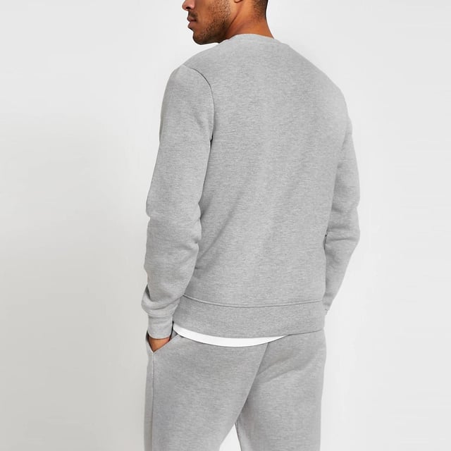 2-delige trainingspakset voor heren Volledig fleece joggingbroek met ronde hals en sweatertrui. Geborstelde fleece aan de binnenkant voor stijl en comfort. Gemaakt van hoogwaardig materiaal. Top met geribbelde manchetten en zoom met lange mouwen. Geribbeld enkelbroekje met 2 zijzakken en enkele achterzak. 52% katoen, 48% polyester. Mag in de wasmachine. Geschikt voor Casual & Jogging, Gym, Sportkleding.