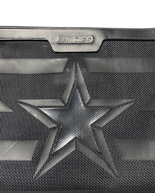 VINTAGE, RRP AS NEW
Made in Italy, this clutch bag by Jimmy Choo is crafted from black leather. Fit in your daily essentials with this bag that features a star and stripes design with interior pockets, finished with zip closure.

Jimmy Choo Derek Clutch Bag in Black Leather
Condition: very good
Color: black 
Material: Leather
Sign of wear: Yes
SKU: 94461