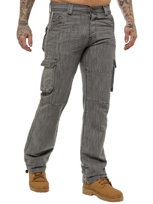 La elección perfecta para hombres con un estilo de vida activo, los jeans de combate ofrecen practicidad y comodidad, ya sea para la semana laboral o un fin de semana ocupado. Este estilo de botonera está hecho de mezclado de algodón lavable a máquina y cuenta con muchos bolsillos con solapa para sus herramientas y otros elementos esenciales. Este diseño cómodo y de corte suelto permite una total libertad de movimiento y con un amplio rango de tamaños, hay un par para todos los gustos. (EZ08)