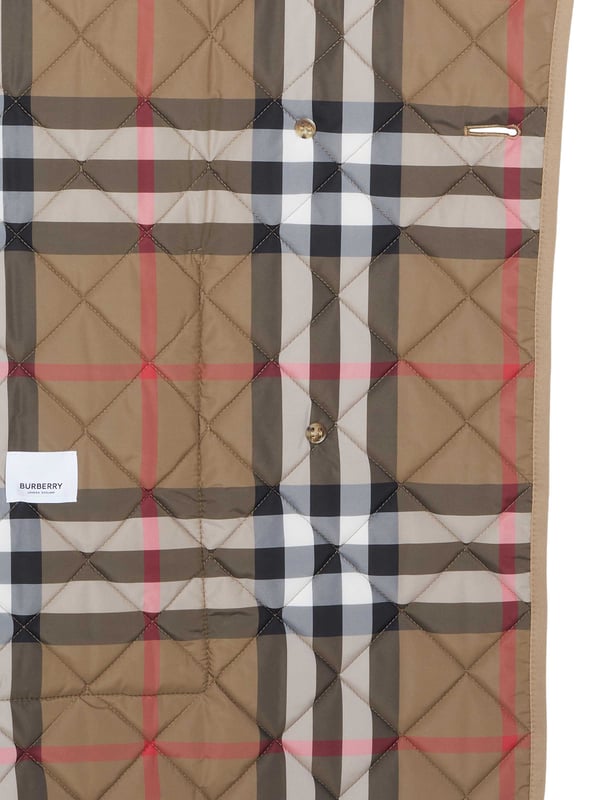 100% polyester; Burberry gewatteerd jack Tything;  Model: 80842001;  Hoogwaardige afwerking;  Klassieke kraag;  Lichtgewicht overgangsjack;  Double-breasted met elk vier knopen;  Twee voorzakken;  diamant quilten;  Geruite voering typisch voor het label;  Burberry-logodetails