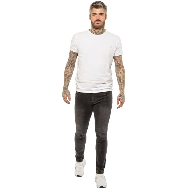 Recién llegados de la prensa, estos jeans hiperelásticos de mezclilla azul son el complemento perfecto para su guardarropa de verano, con un diseño en relieve en los bolsillos traseros y una etiqueta de la marca de la cintura de cuero en la parte posterior. 5 bolsillos de estilo clásico que incluyen un bolsillo para monedas y un botón de mosca para completar el look. Estos jeans muestran 100% de comodidad.