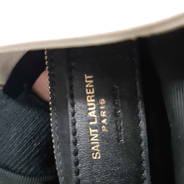 VINTAGE, RRP SOM NY
Elegant minimalism möter vardagsfunktionalitet
Saint Laurent Joe Ryggsäck i krämfärgad lammnappa kombinerar stil med funktionalitet på ett enastående sätt. Den lyxiga, mjuka lammnappan ger en upphöjd känsla till den klassiska ryggsäckdesignen, medan den mångsidiga krämfärgen säkerställer att den kompletterar vilket outfit som helst. Med gott om förvaringsutrymme, justerbara remmar och en elegant, strömlinjeformad silhuett är denna ryggsäck perfekt för både vardagliga äventyr och kvällsutflykter. Gör ett uttalande av raffinerad sofistikering vart du än går.

Saint Laurent Joe Ryggsäck i Krämfärgad Lammnappa
Färg: vit | Kräm
Material: Läder | läder
Skick: Mycket bra
Storlek: En storlek | En storlek
Tecken på slitage: Mindre slitage vid basen av väskan
SKU: 446745 / NAPBKGBBA361648W  
Dimensioner: Längd: 300 mm, Bred: 150 mm, Höjd: 200 mm