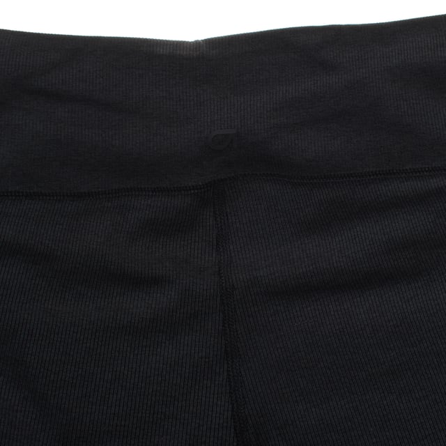 Estos leggins cortos de talle alto están confeccionados en un tejido transpirable que mantiene la piel fresca y seca gracias a su capacidad de absorción de humedad. 

Destacan por su textura de canalé, que añade un toque estilizado y moderno.

Cuentan con una banda ajustable interna que permite un ajuste personalizado y firmeza en la zona abdominal.

Además, incluyen un pequeño bolsillo interno en la parte trasera de la cintura, ideal para guardar objetos pequeños de forma discreta durante entrenamientos o actividades diarias.

Con un diseño sin costuras visibles y una cinturilla alta que asegura un ajuste firme, son ideales tanto para entrenamientos intensos como para un look deportivo diario, brindando comodidad y funcionalidad en cada uso.
 Composición: 93% Poliéster, 7% Elastano
 Cuidados:
- Lavar a máquina con agua fría.
- Utilizar colores similares en el lavado.
- Evitar el uso de blanqueadores.
- Secar a baja temperatura en secadora.
- No planchar.
- No lavar en seco.