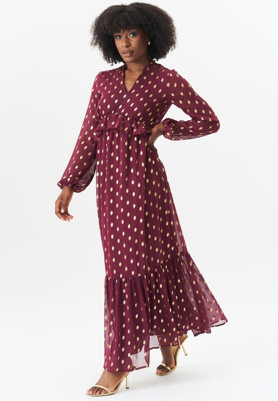 Verwandeln Sie Ihre Garderobe mit unserem atemberaubenden Foil Print Ruffle Midi Dress. Der luxuriöse Folienprint verleiht diesem eleganten Midikleid einen Hauch von Glamour, während die Rüschendetails einen verspielten und femininen Touch verleihen. Dieses Kleid ist perfekt für jeden Anlass und gibt Ihnen ein sicheres und modisches Gefühl.