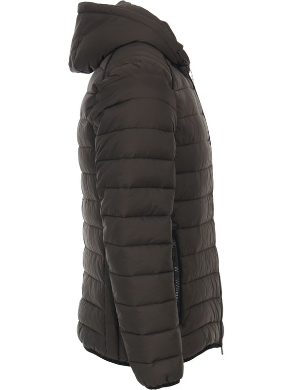 Diese Steppjacke von Casamoda ist eine elegante und praktische Jacke für die kühleren Tage. Sie ist aus hochwertigen Materialien gefertigt und hat eine antiallergische Sorona-Füllung, die für eine optimale Wärmeisolierung sorgt. Die Jacke ist wasser- und windabweisend und schützt Sie vor den Elementen. Zum Schließen hat die Jacke einen durchgehenden Reißverschluss und einen Stehkragen. Die Jacke hat mehrere Taschen, in denen Sie Ihre Wertsachen sicher verstauen können. Sie hat seitliche Reißverschlusstaschen, eine Brusttasche mit Reißverschluss und zwei Innentaschen. Für einen guten Sitz sorgen die enganliegenden Bündchen an den Ärmeln. Die Jacke hat einen Regular Fit, der für eine bequeme Passform sorgt. Die Jacke hat auch eine abnehmbare Kapuze, die Sie mit Druckknöpfen anbringen oder abnehmen können. Die Kapuze ist ein praktisches Detail, das Ihnen mehr Flexibilität bietet. In verschiedenen Farben und Größen erhältlich, lässt sie sich vielseitig kombinieren. Diese Steppjacke von Casamoda ist eine elegante und praktische Jacke für jeden Mann.