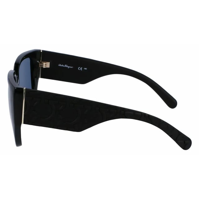 Gafas de sol SF1088SE con montura de acetato.

Forma y diseño:
- Estas gafas Salvatore Ferragamo tienen una silueta oversized.

Material de la montura:
- La montura de estas gafas está fabricada en acetato, un material plástico.
- El acetato proporciona durabilidad, flexibilidad y un acabado liso a la montura.

Patillas de acetato:
- Las patillas también están hechas de acetato, a juego con el material de la montura.
- El acetato en las patillas las hace livianas y cómodas de llevar.

Detalles de la marca:
- Grabado de la marca Salvatore Ferragamo en la lente.
- Estos elementos de diseño ayudan a identificar claramente el modelo como parte de la colección de gafas Salvatore Ferragamo.

Lentes:
- Los lentes son de alta calidad.
- Estos lentes proporcionan una excelente protección UV y una visión nítida y clara.
 Medidas: Ancho lente: 57 mm. Puente: 16 mm. Patillas: 140 mm.
 Composición: Acetato
 Cuidados:
Utiliza un paño de microfibra suave y limpio para limpiar tus gafas de sol. Este tipo de paño no rayará los lentes.
Evita usar productos de limpieza abrasivos, detergentes, alcohol o acetona, ya que pueden dañar los lentes y los tratamientos antirrefleja