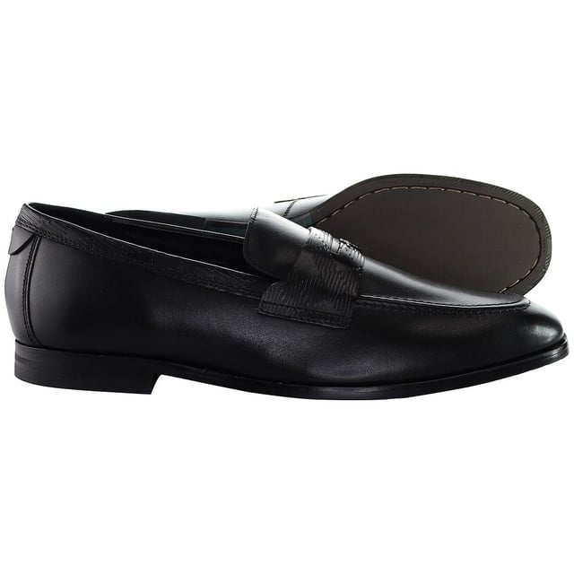 Je kunt je beste beentje voorzetten met gemak in deze Adlerrs Loafers van Ted Baker. Gemaakt van zacht en luxe leer, deze schoenen glijden op gemakkelijk voor een comfortabele pasvorm en dragen de hele dag lang. Met een gestikt T-merk op de hiel, een harszool voor duurzaamheid en een amandelvormige teen voor een klassieke look, bieden deze loafers een stevige maar modieuze look.