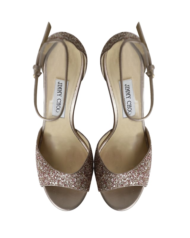 Jimmy Choo Platform Sandals in Pink Glitter VINTAGE, RRP AS NEW
Perfect for a night of cocktails and dancing, this pair of Jimmy Choo Platform Sandals are a must-have! With their eye-catching pink glitter and high heel, these shoes look great with any outfit.
*with box and dust bag
Jimmy Choo Platform Sandals in Pink Glitter
Material: Glitter
Size: IT39
Condition: Very good
Sign of wear: Moderate wear on soles and insoles
SKU: 290148