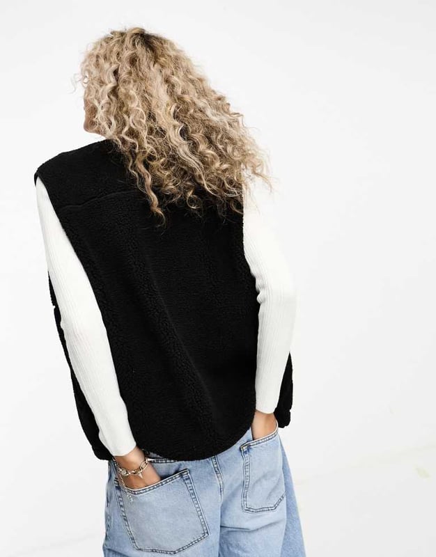 Tops by Dickies Low-key layering V-neck Zip fastening Logo patch to chest Functional pockets Regular fit Unisex styleSold By: Asos