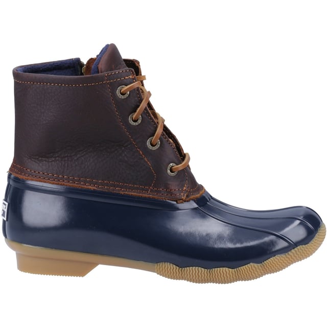 Mit den vielseitigen Sperry Saltwater Duck Boots für Damen können Sie Ihr nächstes Abenteuer in Angriff nehmen, ohne sich Gedanken über das Wetter und das Terrain an Ihrem Zielort machen zu müssen.