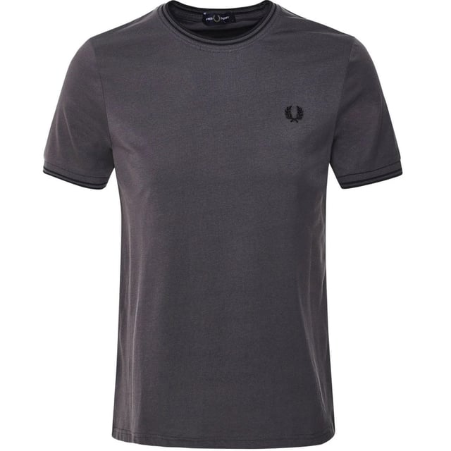 Fred Perry grijs T-shirt, 100% katoen, kraag met dubbele punt, merklogo op de linkerborst. Normale pasvorm, elastische kraag en mouwuiteinden, gunmetal grijs T-shirt